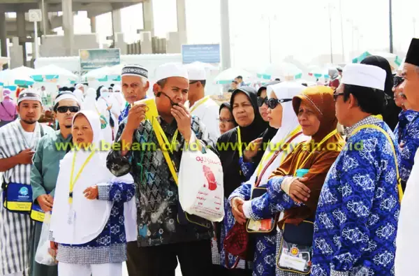 Ustaz Muhammad Ali (memegang mikrofon) sedang membimbing jemaah umrah Nettour Batam untuk berziarah di makam sahabat Nabi Muhammad di Jabal Uhud atau &plusmn; 5 kilometer sebelah barat laut Madinah, Arab Saudi. Kendati cuaca terik dan sedang puasa Ramadan, jemaah umrah tetap semangat berziarah dan beribadah selama di Arab Saudi