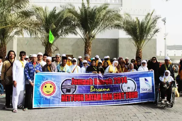 Jemaah umrah Nettour Batam berfoto di dekat Masjid Quba yang berjarak &plusmn; lima kilometer dari pusat kota Madinah atau tepatnya di Jalan Al Hijrah, Al Khatim, Madinah Al Munawwarah, Saudi Arabia