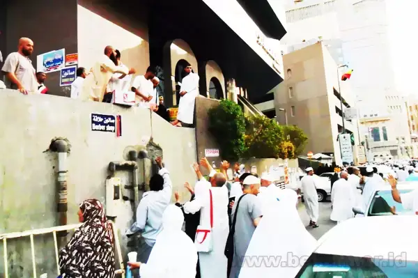 Jemaah berebut takjil di sekitar hotel masjid Nabawi di kota Madinah Al Munawarah Arab Saudi